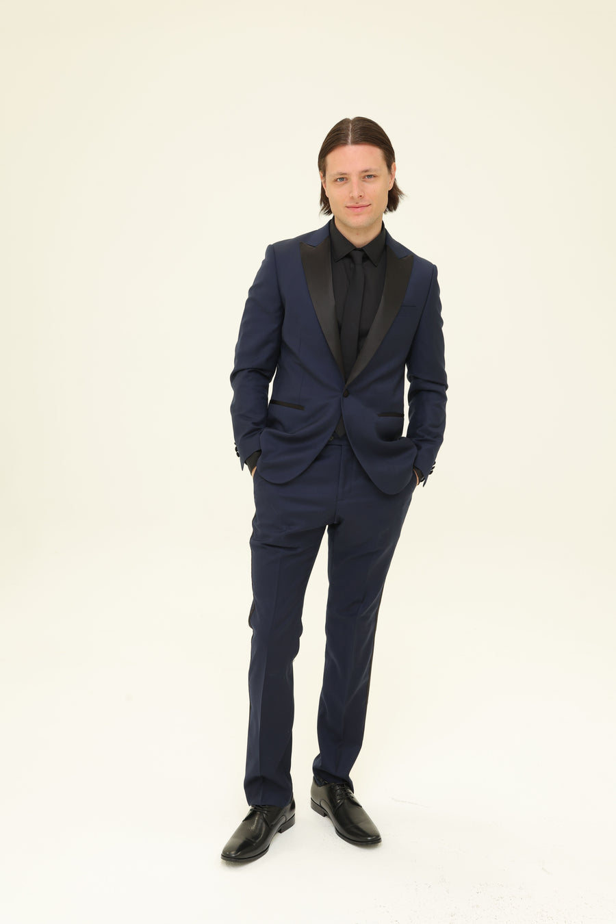 Navy suit poimen. Rent a suit at Klovia. Navy suit with black lapel delivered to your door.
