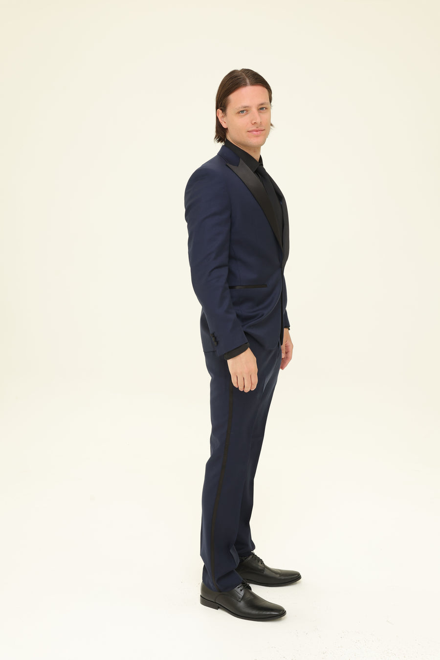 Mens suit hire at klovia. Navy suit for hire